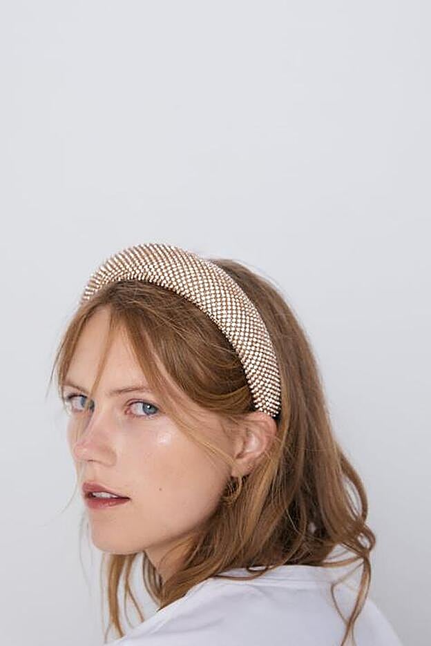 Diadema con volumen dorada de la nueva colección de Zara.