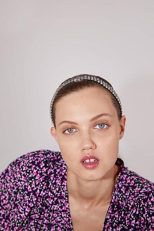 Diadema elástica con aplicación de brillos.