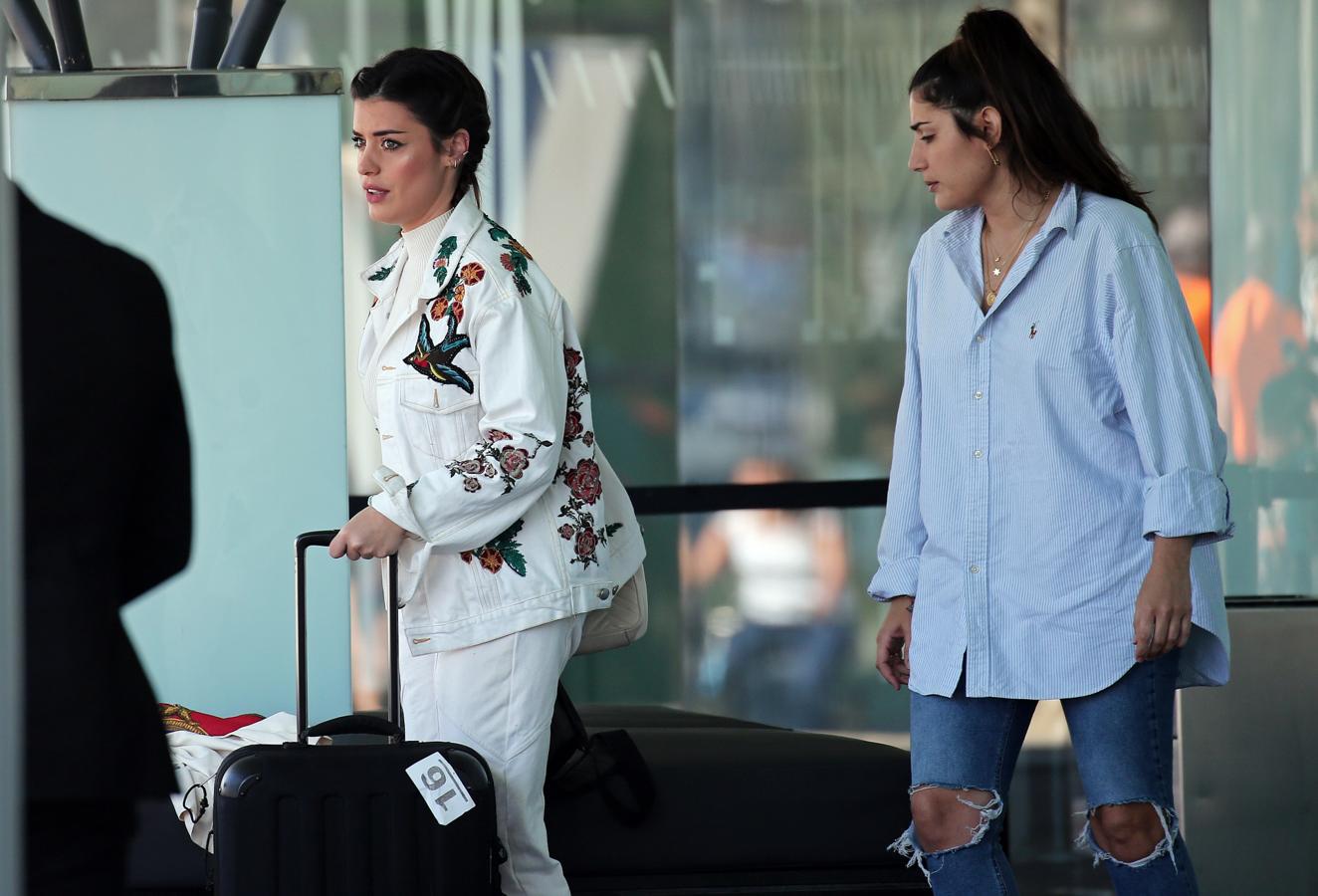 Dulceida sabe mejor que nadie que los looks total white están a la orden del día, por eso no dudó en llevar este conjunto monocolor de tejanos y cazadora con detalle de parches ¡Todo un acierto!