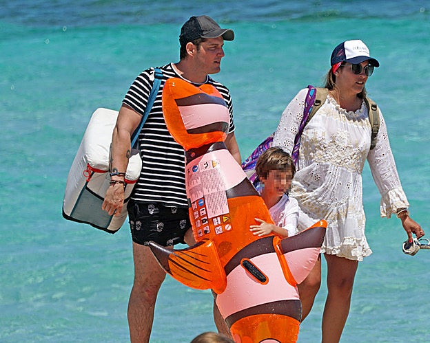 Manu Tenorio disfruta de unas vacaciones junto a su familia.