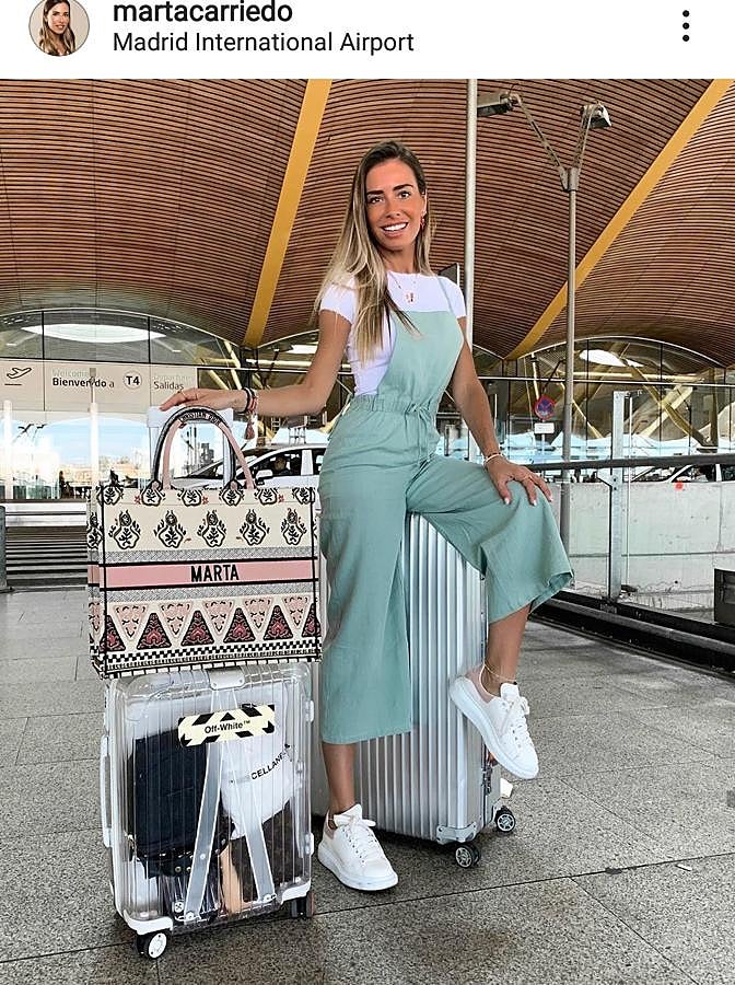 Marta Carriedo es otra de las influencers que tampoco duda en incluir sus monos y petos favoritos en sus looks de viaje, como este  look comfy  que le vimos hace unos meses con sneakers y camiseta básica blanca.