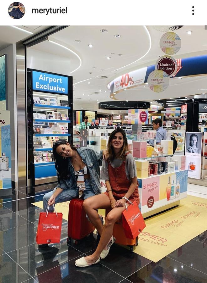 Mery Turiel nos ha demostrado este verano que es una auténtica fan de los looks con mono y por eso para viajar lo tiene muy claro. ¡No hay nada mejor que un mono corto de lino y botones con camiseta básica oversize!.