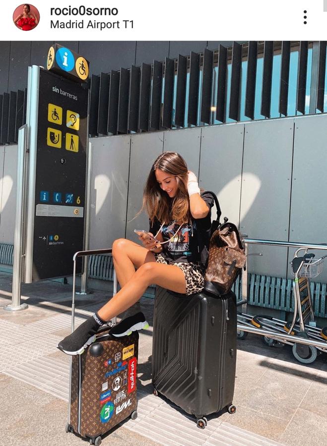 Rocío Osorno ha sido una de las que más ha sorprendido con su look para viajar, en el que ha sabido combinar a la perfección unos shorts animal print de Zara con  la camiseta más rockera de H&M .
