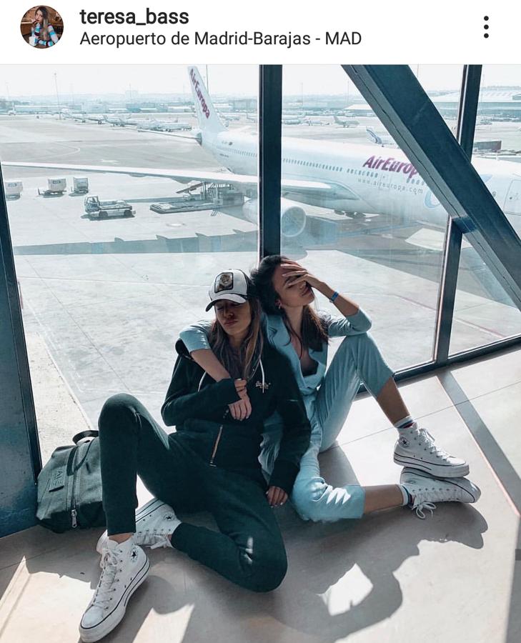 Teresa Bass opta por la comodidad con este look deportivo y con sus inseparables Converse blancas.