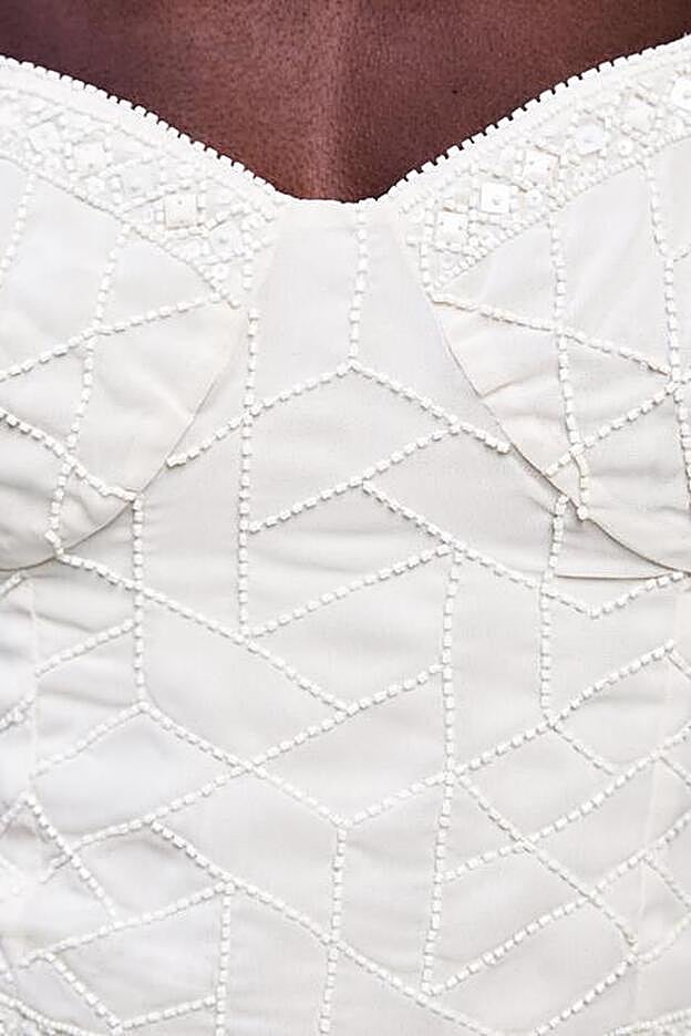 Cuenta con detalle de abalorios por toda la prenda.