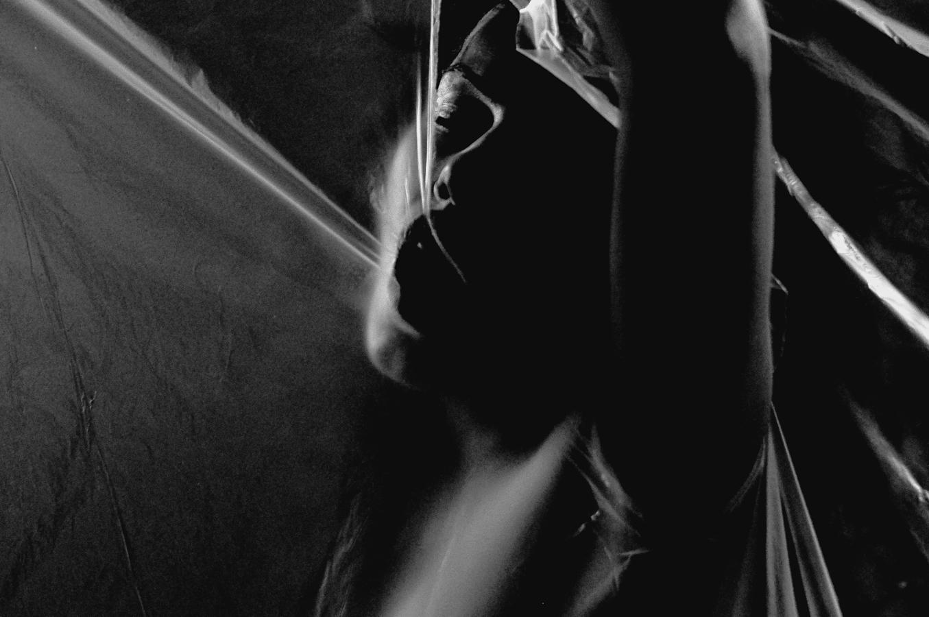 Puede que sea una de las posturas más visuales que hay. Ponte encima de tu pareja y móntale, lo mejor de todo es que el tendrá las manos libres y podrá tocarte, pero tú elegirás el ritmo de la penetración y marcarás la intensidad con tus caderas.