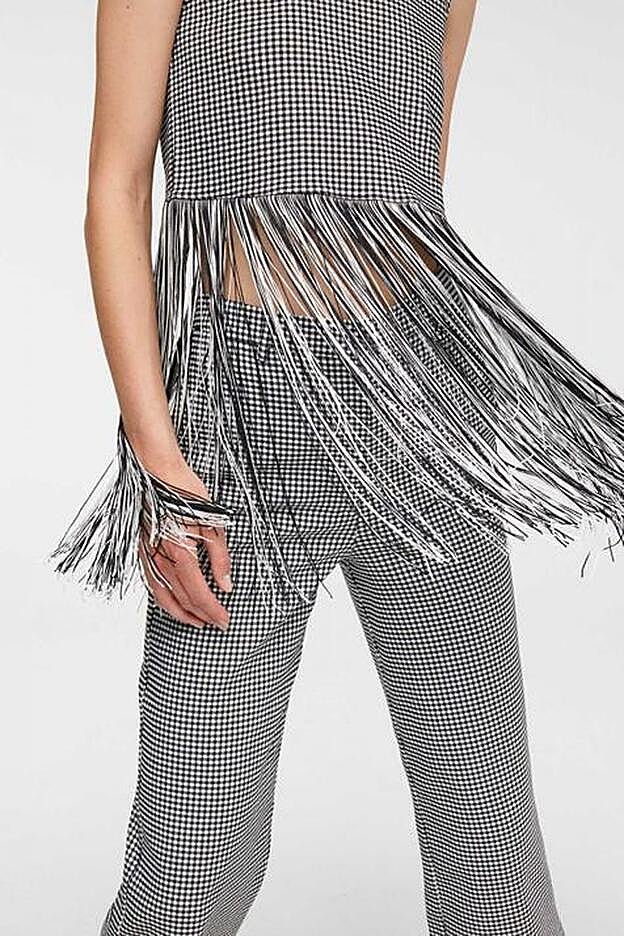 Tiene el mix perfecto entre una prenda formal e informal.