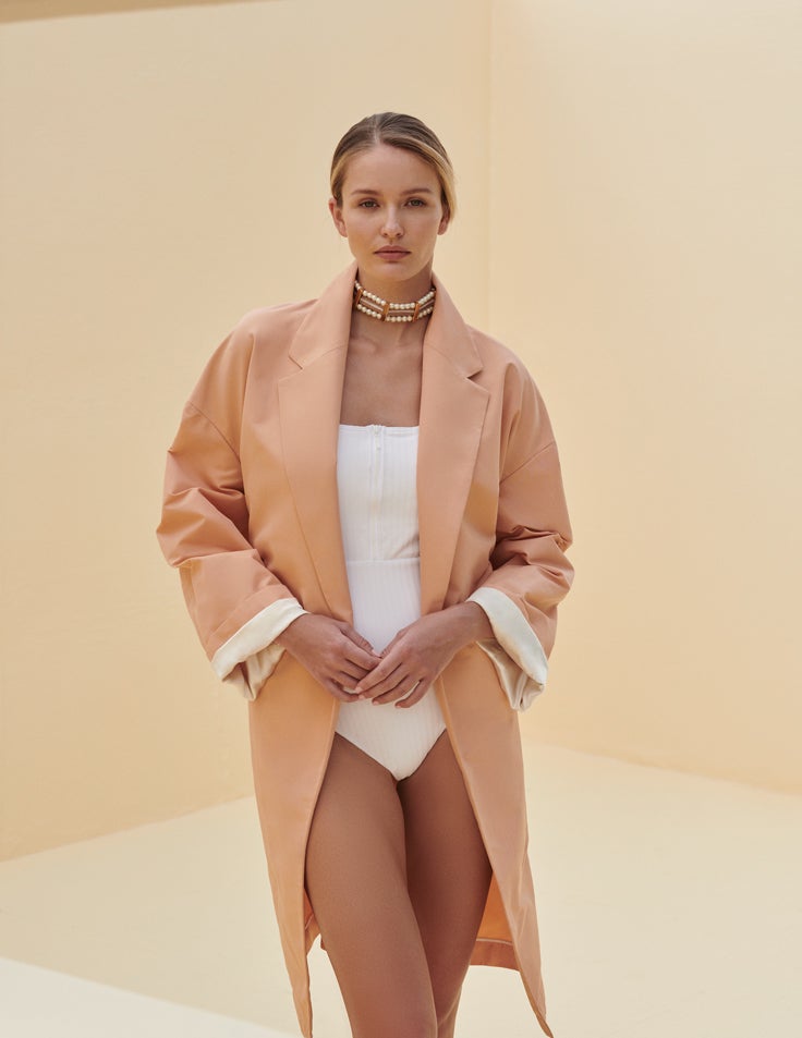 Chaqueta de Rochas, traje de baño de Roxy y collar de Lele Sadoughi.