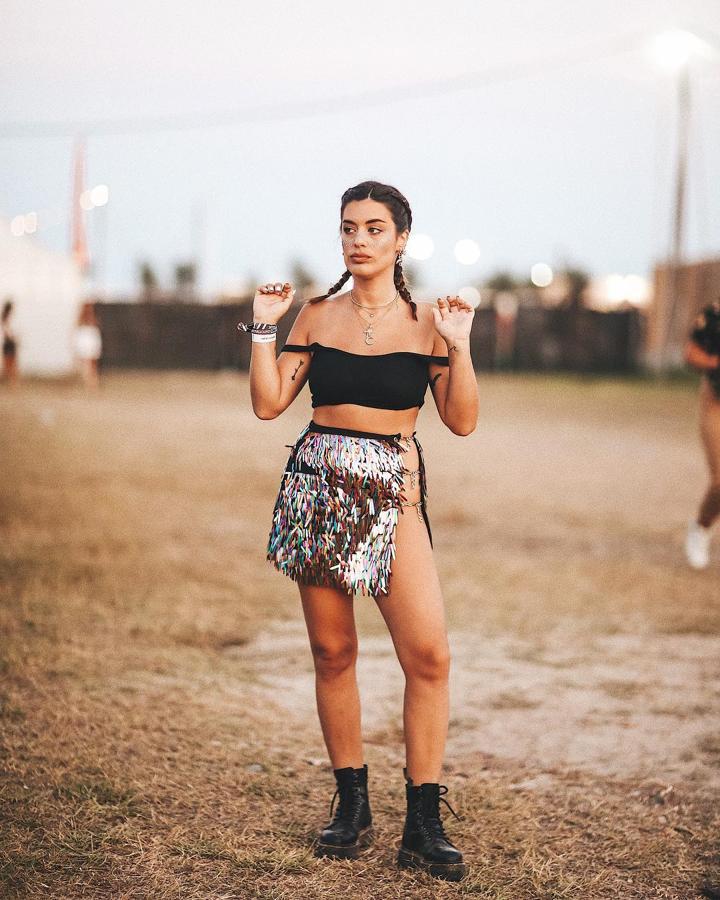 Dulceida optó por esta mini falda de Asos de flecos metalizados para el Arenal Sound. La combinó con botas militares y top negro.