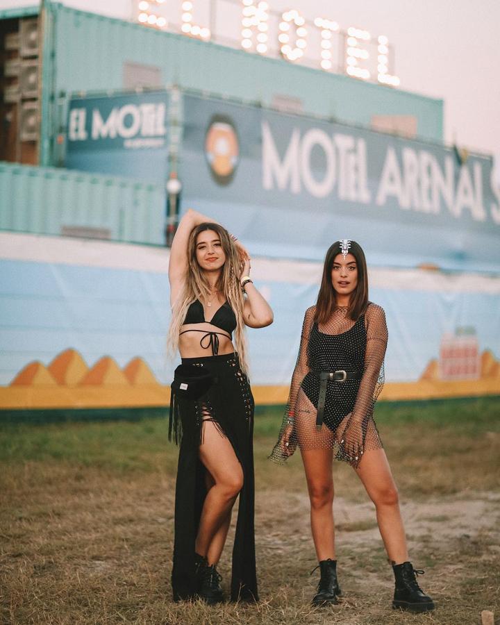 Dulceida se fotografió con la cantante Lola Índigo con uno de los looks más originales del Arenal Sound. Un vestido estilo malla con brillantes que acompañó con un body negro y botas militares.