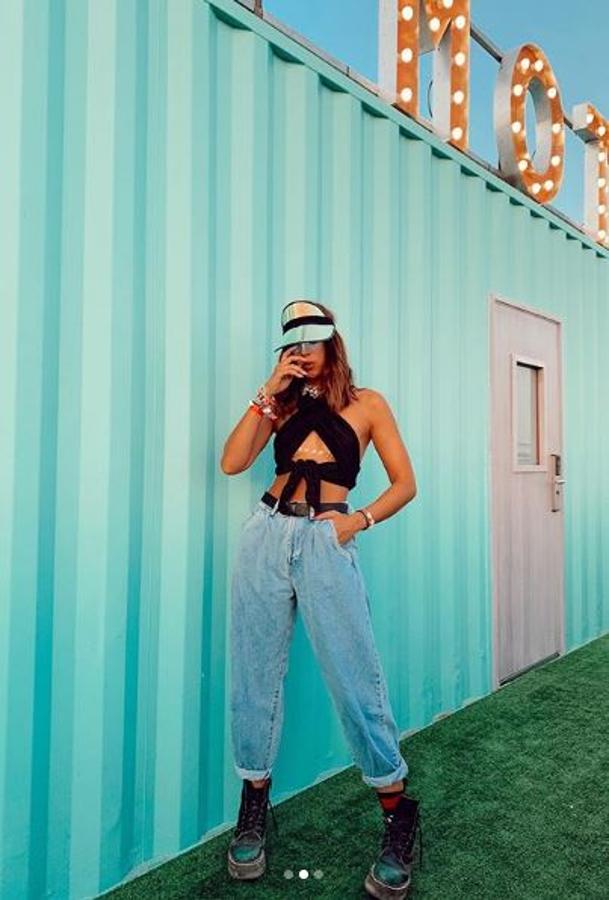 Lookazo de Marta Riumbau para el Arenal Sound. Se hizo con los pantalones vaqueros más famosos de Zara y lo conjuntó con botas militares y top negro. Dio el toque original con una visera.