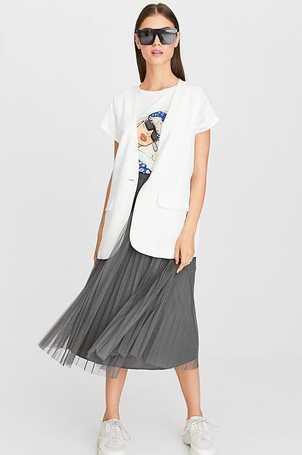 Falda plisada de tul gris marengo. (19,99 euros).