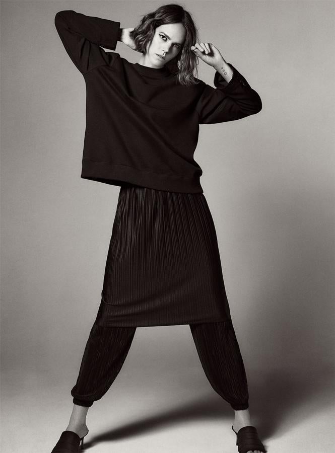 La sudadera básica negra custa 25.95 euros, y la falda y el pantalón plisados, 19.95 euros cada pieza.