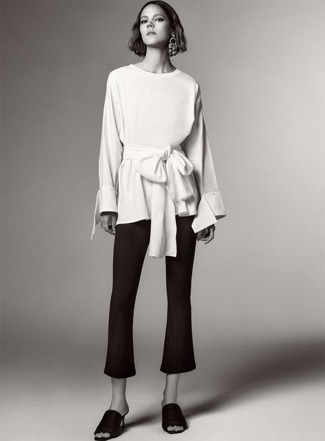 Esta blusa de la nueva colección de Zara cuesta 19.95 euros, los pantalones 'cropped flare', 17.95 euros, los maxi pendientes, 15.95 euros y los zuecos acolchados, 29.95 euros.