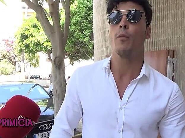 Kiko Jiménez atiende a los medios tras declarar en los juzgados de Marbella.