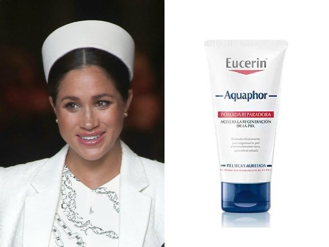 No es ningún secreto: Meghan Markle ha confesado en más de una ocasión que utiliza la crema reparadora  Aquaphor de Eucerin  tanto para hidratar los labios como para iluminar el rostro, y puedes encontrarla en farmacia por menos de 10 euros.