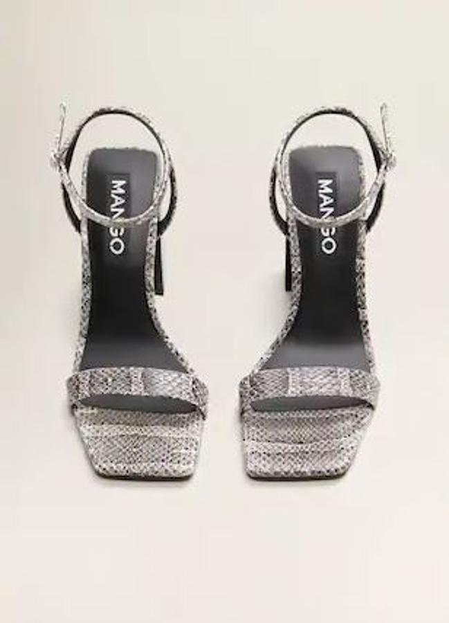 Esta vez con tacón y con efecto piel de serpiente. Mango tiene estas sandalias de punta cuadrada que cuestan 59,99 euros.
