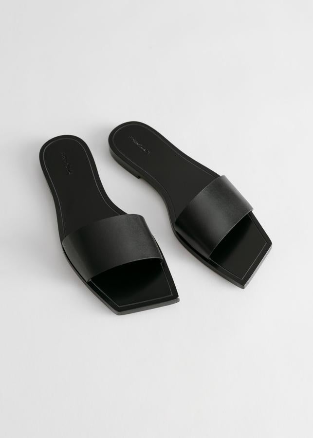 En &Other Stories han sacado a la venta este modelo de mules con punta cuadrada en color negro por 69 euros.