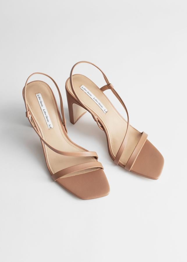 Si prefieres algo de tacón, en & Other Stories también hay este modelo de tiras nude por 89 euros.