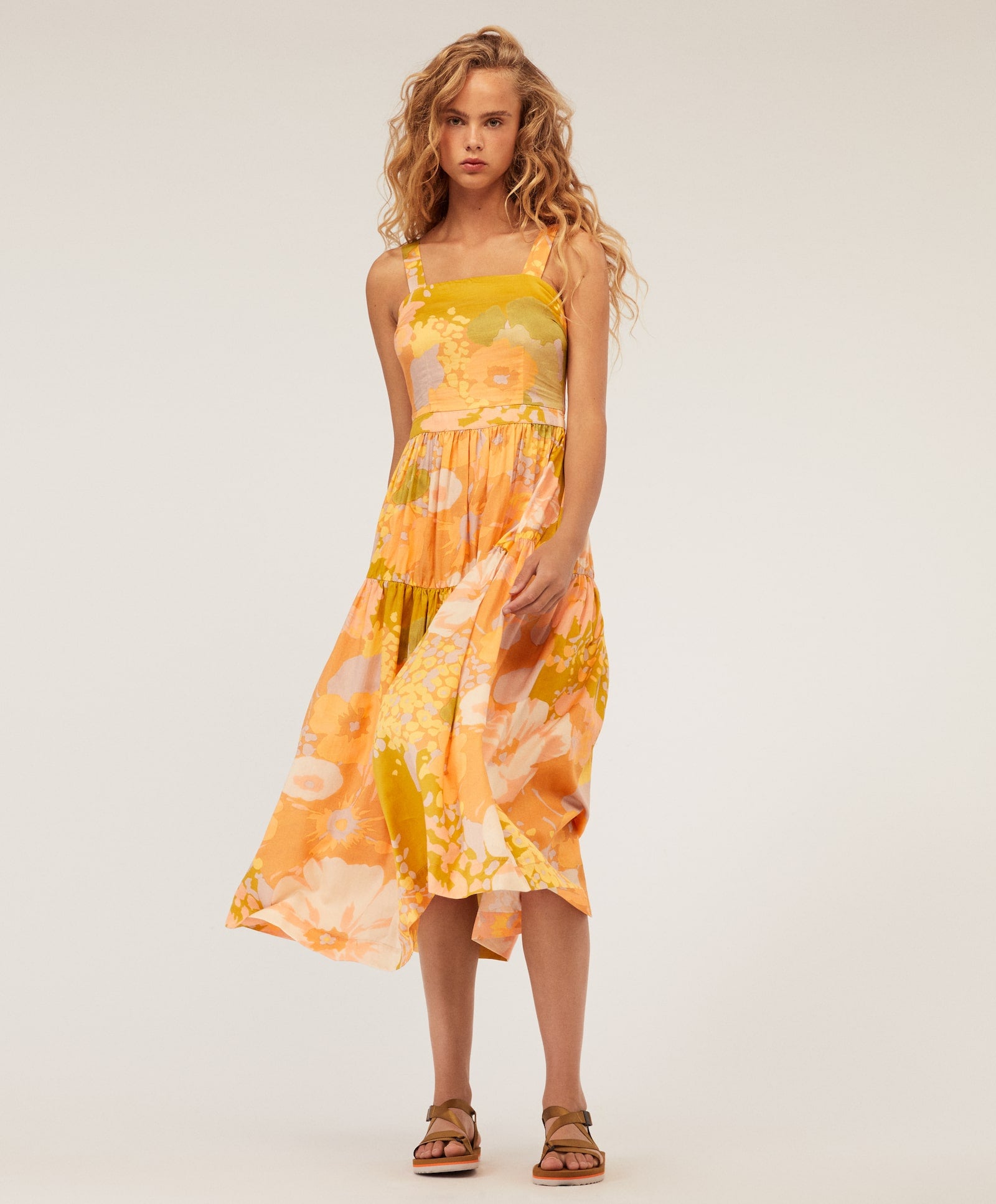 Vestido maxi con estampado de flores. (31,99 euros).