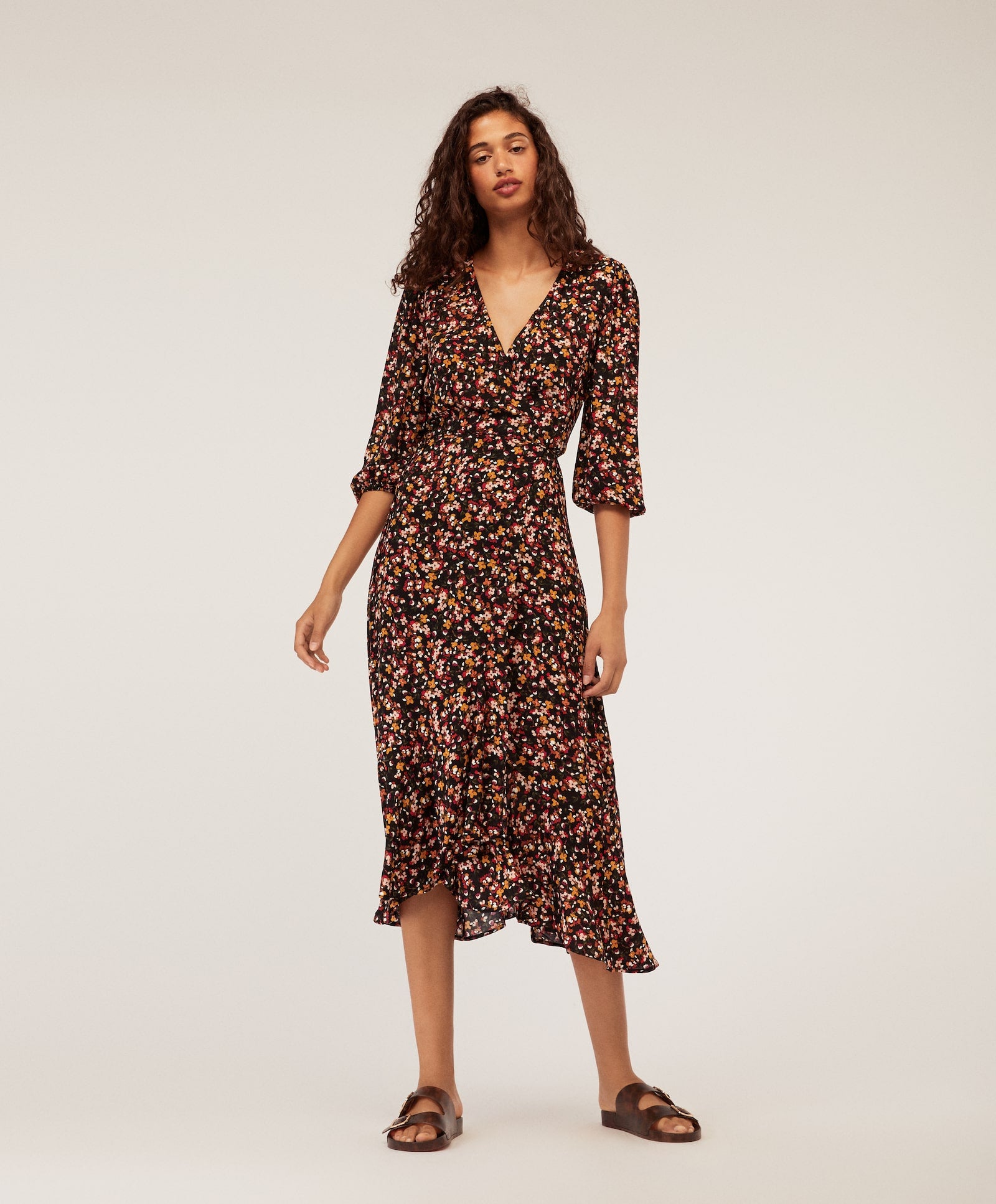 Vestido midi cruzado con estampado de flores en tono negro. (35,99 euros).