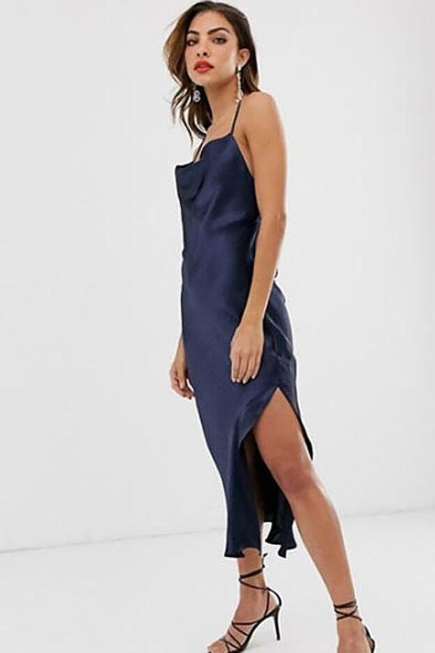 Vestido camisola midi de tirantes en satén ultrabrillante con espalda con cordones, 51,99 euros.