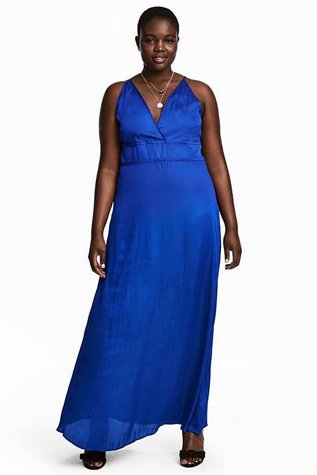 Vestido largo de satén en color azul, 31,99 euros.