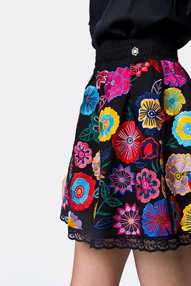 Falda bordada con diseño floral, 64 euros.