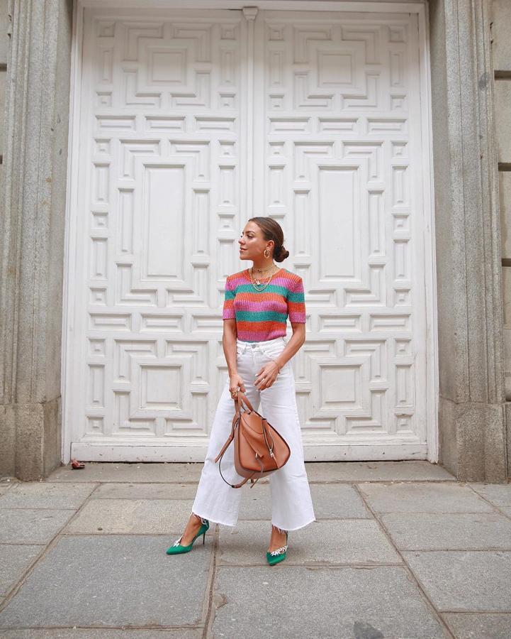 Paula también se hizo con los famososo pantalones de Zara estilo culotte y  los combinó con un top de rayas  de su firma y tacones verdes de Manolo Blahnik.