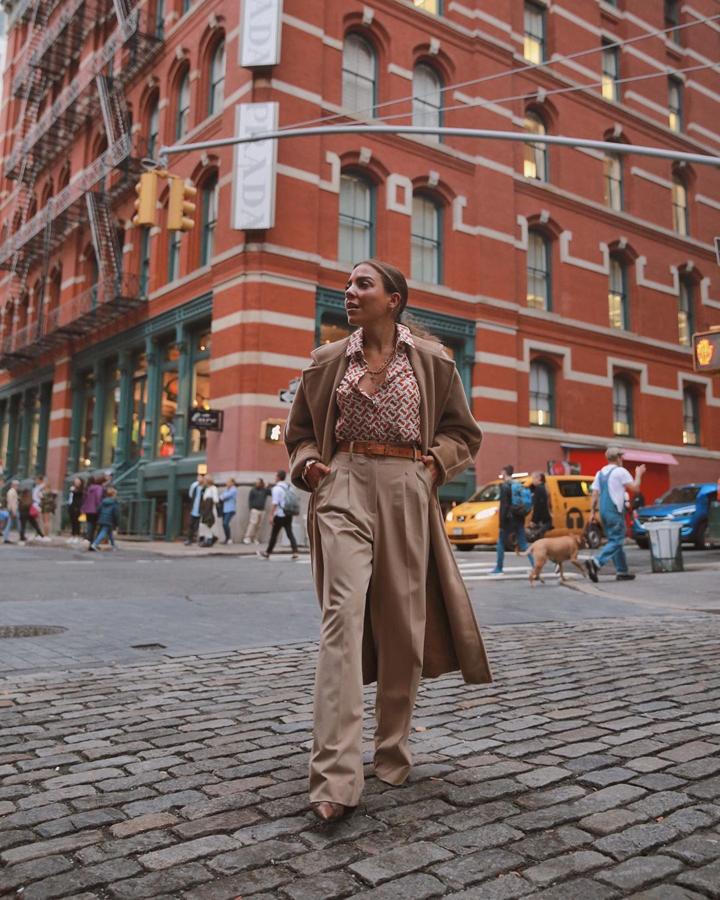 Lookazo de Paula Ordovás formado por unos pantalones palazzo de Zara que combinó con camisa de Burberry y abrigo largo.