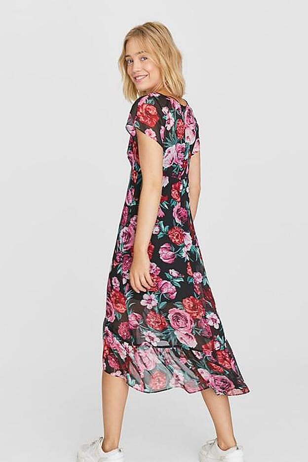 Cuenta con detalle bajo asimétrico y con volante.