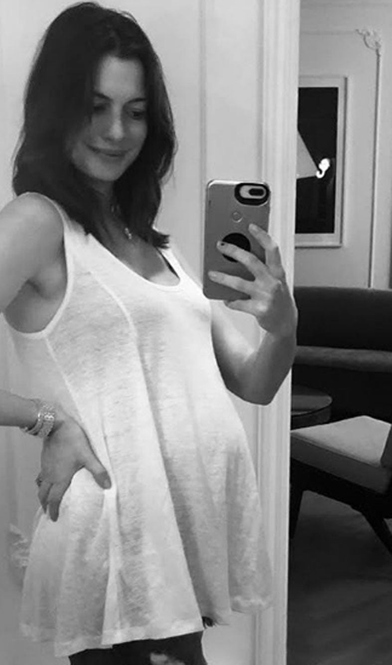 La actriz Anne Hathaway y su marido, Jonathan Rosebank, vuelven a ser padres por segunda vez. La actriz quiso compartirlo con todos sus seguidores a través de su cuenta personal de Instagram donde escribió: "Para todos aquellos que pasen por problemas de fertilidad y el infierno de la concepción, quiero que sepan que para mí no ha sido fácil en ninguno de los embarazos"