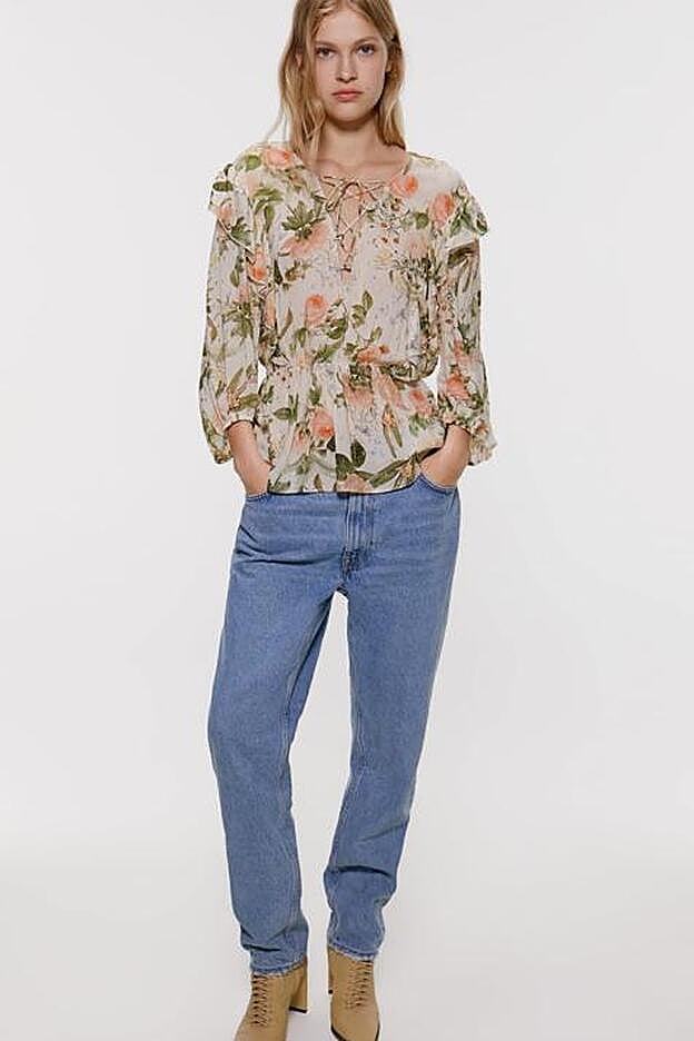 Blusa con escote de cuerdas. (25,95 euros).