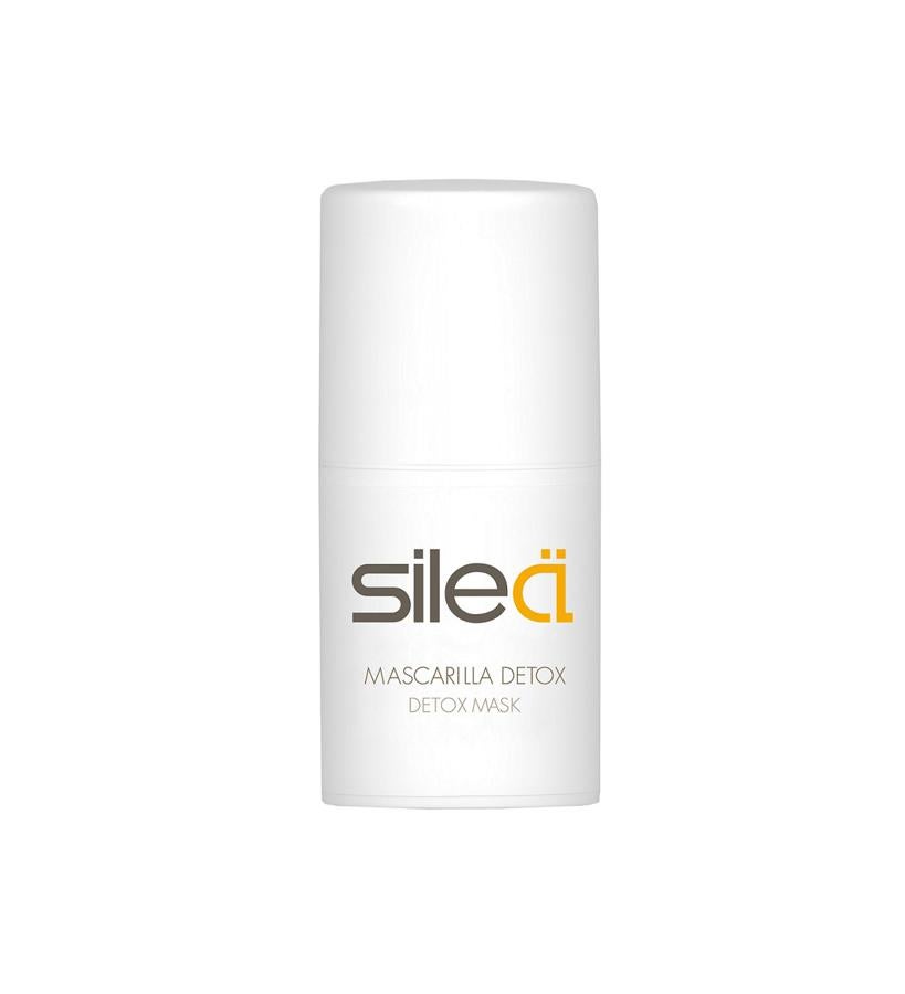 Mascarilla en crema que limpia los poros e hidrata tu piel en un solo gesto. Además de caolín, contiene aloe vera, vitamina E y aceite esencial de limón. Tienes que aplicar una capa intensa sobre la piel previamente desmaquillada y dejar actuar durante 10-15 minutos. Puedes trabajar la mascarilla ligeramente con las manos humedecidas en tónico. Retira con agua tibia. Si tienes la piel grasa, úsala 2-3 veces por semana, en pieles secas, semanalmente. (40 €).