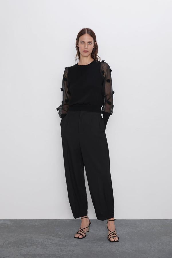 Cuerpo de punto con cuello redondo y manga larga semitransparente, 25,95 euros.