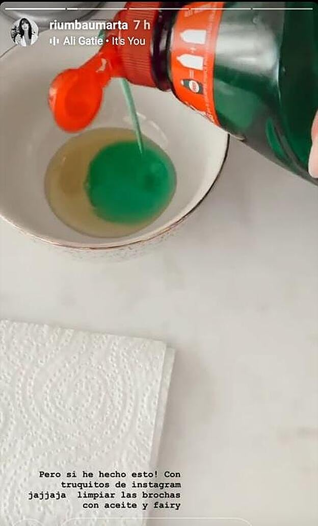 Solo necesitas aceite de oliva y Fairy para conseguir limpiar todas tus brochas.