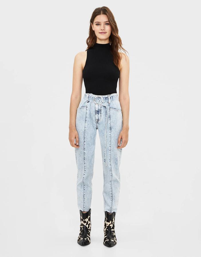 Pantalones vaqueros estilo 'mom fit' con cinturón. En Bershka por 35,99 euros.