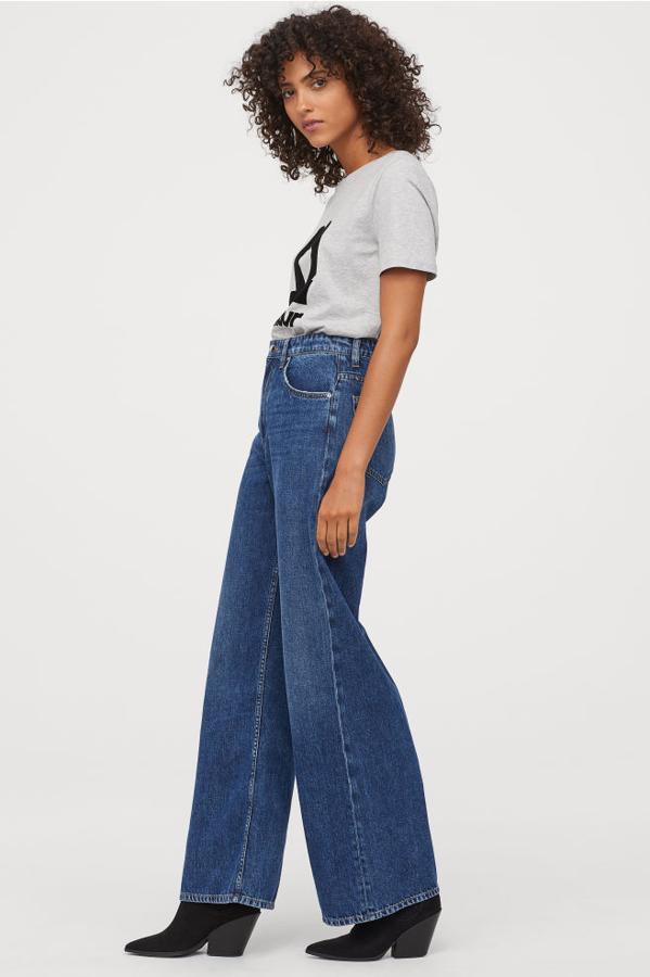 Vaqueros de talle alto con perneras amplias de corte recto. En H&M por 19,99 euros. .
