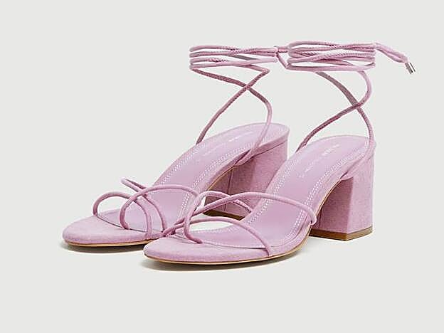 Sandalias tacón tiras rosa empolvado. (25,99 euros).