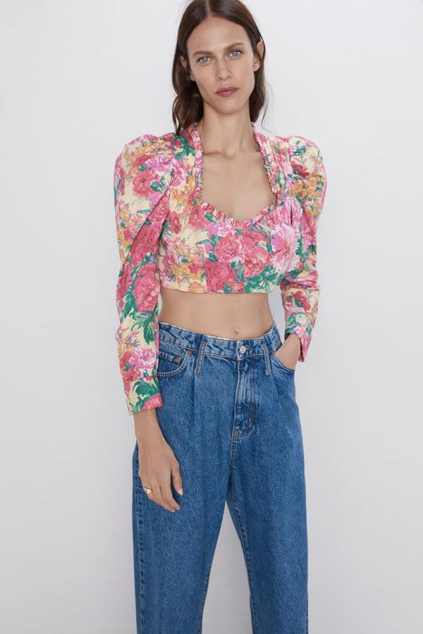Cuerpo cropped con estampado floral de Zara: 29,95 euros.