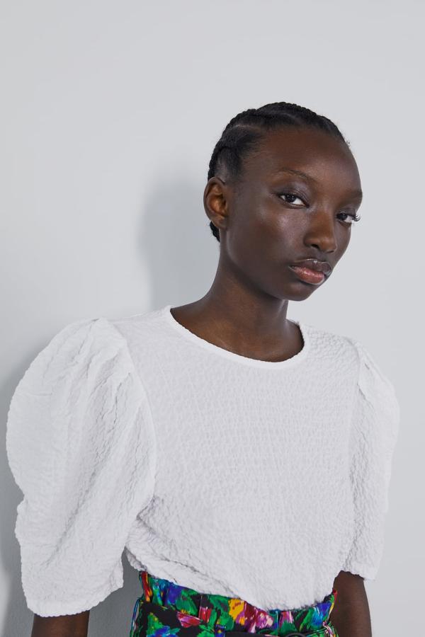 Cuerpo de cuello redondo y manga corta con volumen: 12,95 euros en Zara.