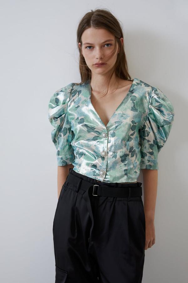 Cuerpo corto de escote a pico y manga por debajo del codo en forma abollonada: 25,95 euros en Zara.