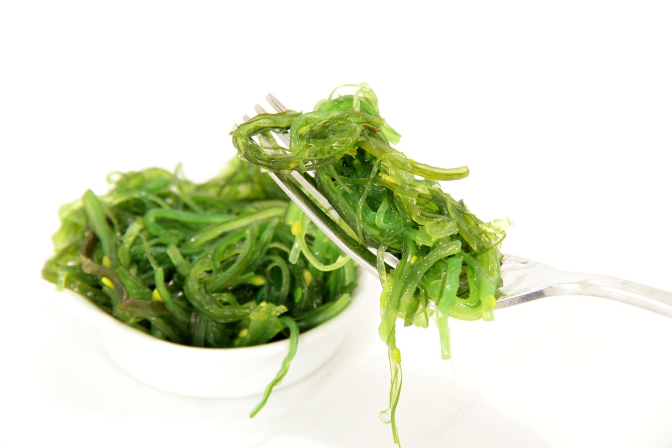Lo habrás visto siempre en los restaurantes japoneses como entrante. Y es que, este tipo de alga, regula tu ratio metabólico lo que hace que tu cuerpo pierda grasa y por ende, que no te sientas hinchada. Es un snack perfecto (y muy nutritivo) para tomar a media tarde.