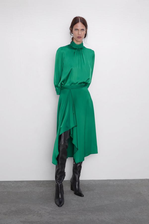 En un total look verde hierba, combinada con negro o beige, atreviéndote con contrastes de color más arriesgados como el mostaza o el púrpura... Esta falda midi con abertura y bajo asimétrico de la nueva colección de Zara te quedará de maravilla en tu próximo look de invitada (25.95 euros).