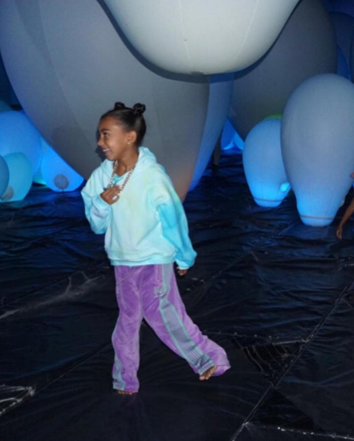 Tan pronto va con tacones como descalza, no tiene término medio. En este caso sí va más apropiada para su edad con un chándal en tonos lila y turquesa, uno de sus colores favoritos.