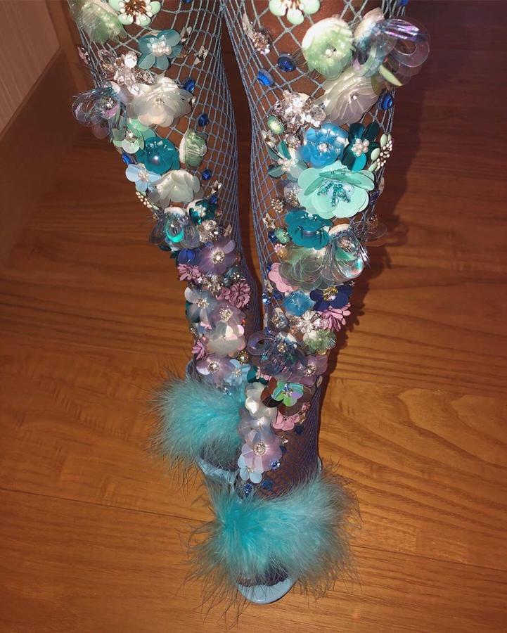 Damos por hecho que Northie, como la llama su madre, no sale a jugar al parque como el resto de los niños de su edad porque con unas medias como estas y unas sandalias de plumas y tacón sería imposible que estuviera cómoda. No hemos visto unas medias tan recargadas en la vida.