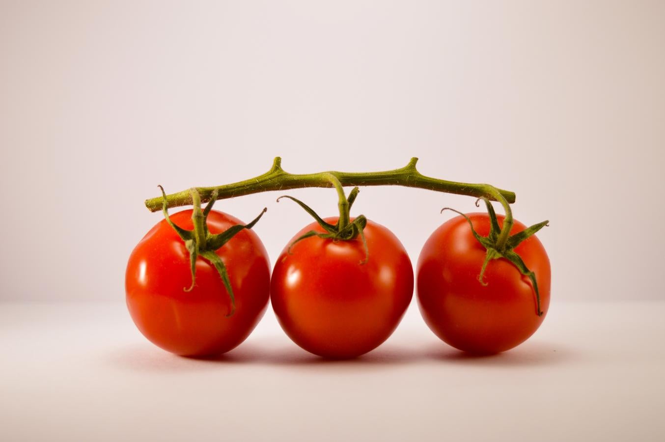 Palabrita. El tomate es uno de los alimentos que más beneficios tiene. Lleno de antioxidantes, te ayudan a perder peso y además, están deliciosos. ¿El truco? Comprarte la variedad dulce de los tomates cherry, y disfrutar. Ayudan con la retención de líquidos y contienen leptina un tipo de proteína que ayuda a regular el metabolismo.