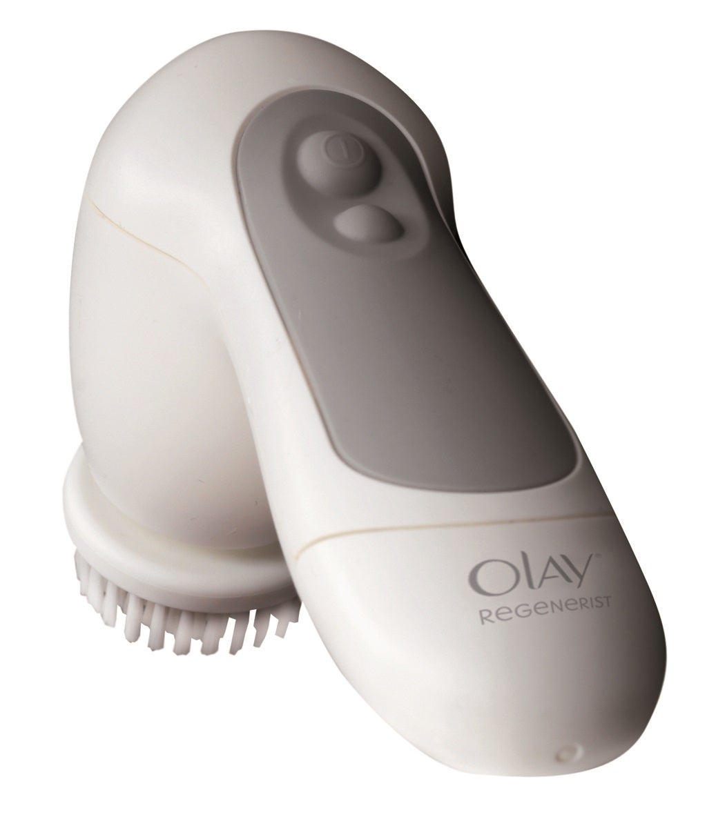 El diseño de su cabezal permite que se adapte al contorno del rostro para eliminar la suciedad del maquillaje, incluso en la zona T y la barbilla. Además, puede utilizarse a diario gracias a sus 10.000 suaves filamentos de masaje que respetan la piel. Y, para adaptarte a las diferentes necesidades la piel, su sistema rotacional dispone de dos velocidades. (39,99 €).