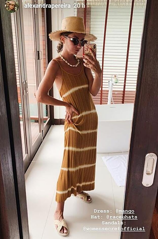 Alexandra Pereira ha lucido este vestido en uno de sus Instagram stories recientes.