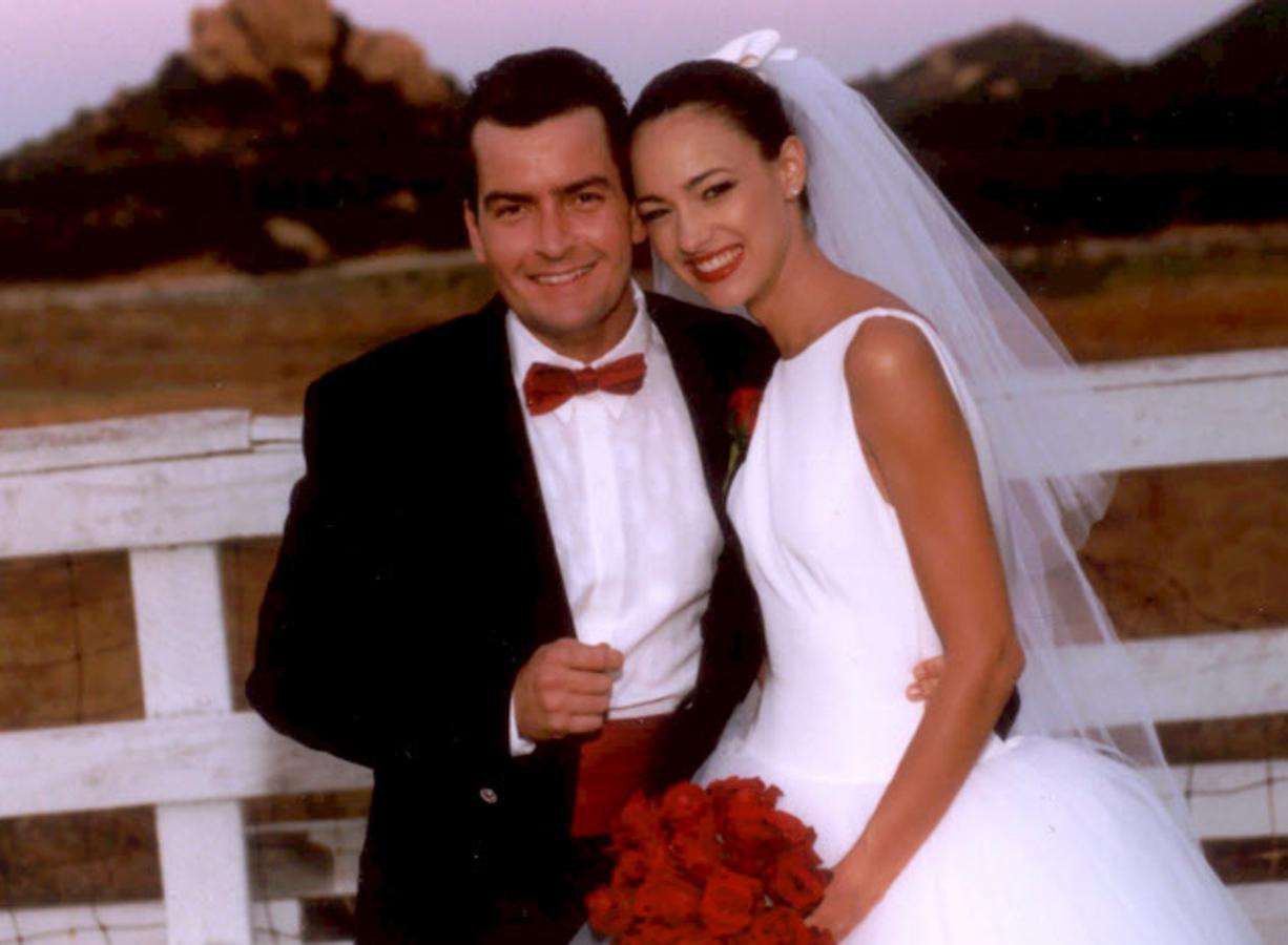 Charlie Sheen y Donna Peele se divorciaron cuatro meses después del enlace tras la primera polémica en la que el actor se vio envuelto. Al parecer, era cliente habitual de un burdel de Hollywood.